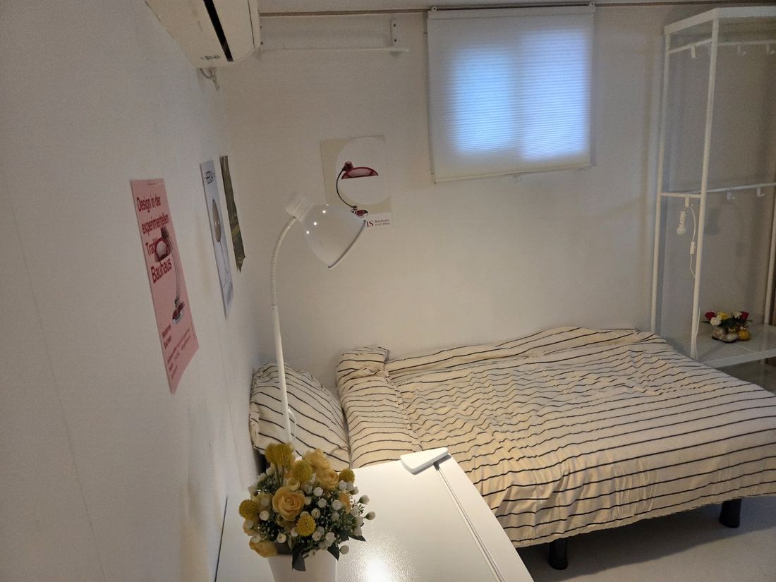 가산동 고시원 끄라샤하우스 가산점 창가 침대와 선반이 있는 객실