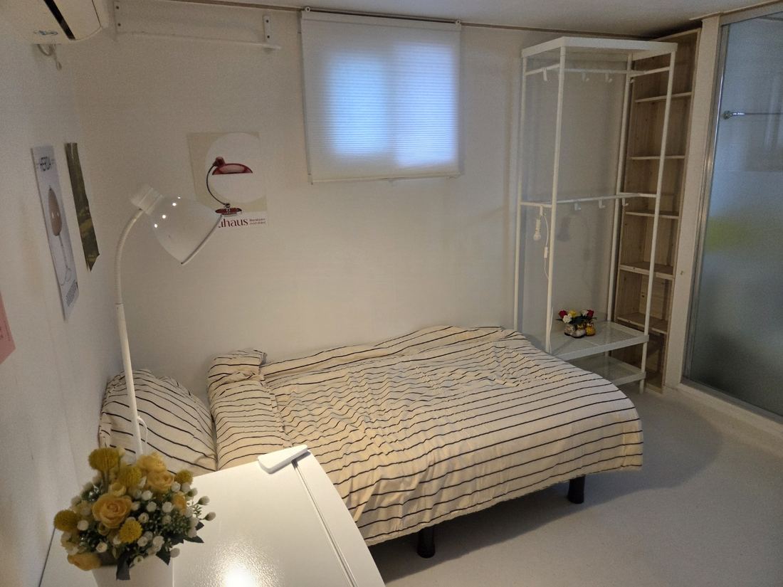 가산동 고시원 끄라샤하우스 가산점 옷 선반과 침대가 있는 객실